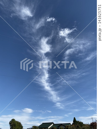 信州の空：龍雲のように空へ上る繊細な絹雲と青空 141625751