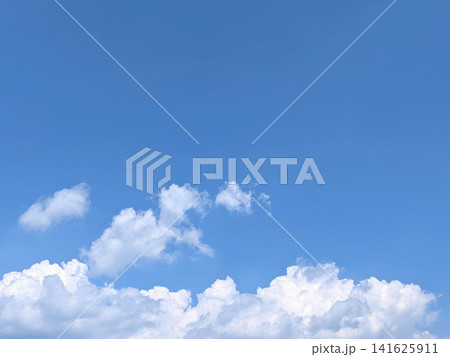 夏空に浮かぶ入道雲と青空の風景 夏空に浮かぶ入道雲と青空の風景 141625911
