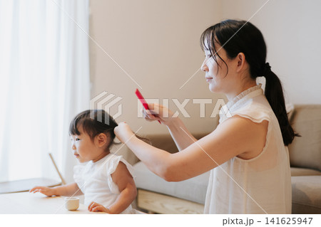 女の子の髪の毛を結ぶ母親・子どものヘアアレンジ 女の子の髪の毛を結ぶ母親・子どものヘアアレンジ 141625947