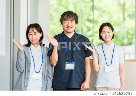 病院、医療施設にいる医療スタッフの男女(こちら,案内,紹介,おすすめ) 病院、医療施設にいる医療スタッフの男女(こちら,案内,紹介,おすすめ) 141626753