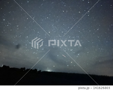 宮古島・来間島から望む南十字星とケンタウルス座の満天の星空 宮古島・来間島から望む南十字星とケンタウルス座の満天の星空 141626803