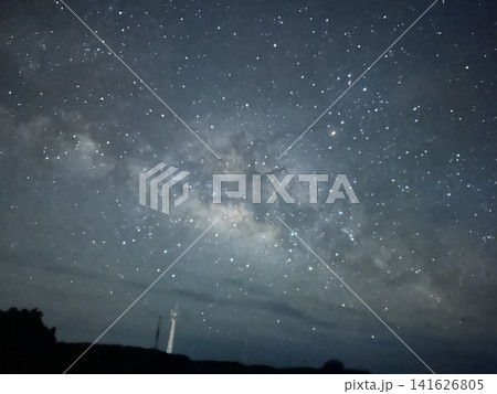 宮古島・来間島で仰ぐ天の川とさそり座の満天の星空 141626805