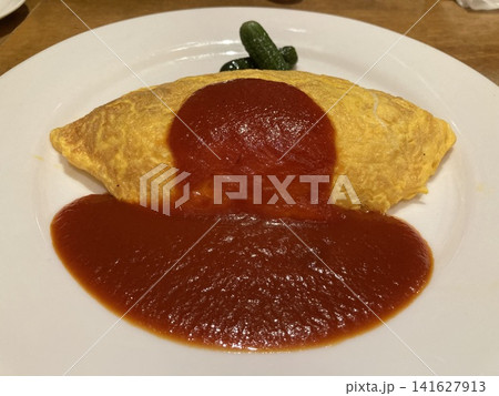 昔ながらの洋食店で提供されるトマトソースたっぷりのオムライス 昔ながらの洋食店で提供されるトマトソースたっぷりのオムライス 141627913
