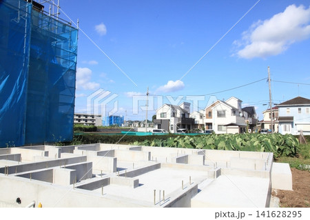 完成までもう一歩の新築家屋と基礎工事が始まった一軒家 完成までもう一歩の新築家屋と基礎工事が始まった一軒家 141628295
