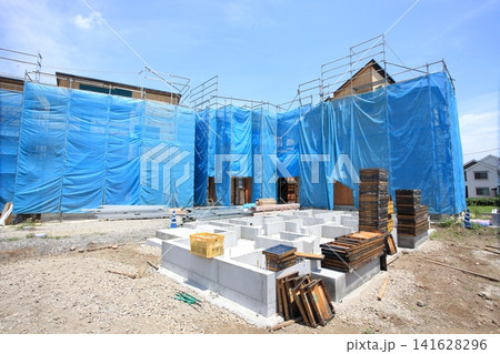 完成までもう一歩の新築家屋と基礎工事が始まった一軒家 完成までもう一歩の新築家屋と基礎工事が始まった一軒家 141628296