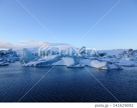 アイスランド_碧い空の氷河湖ヨークルサルロンの冬景色 アイスランド_碧い空の氷河湖ヨークルサルロンの冬景色 141629092