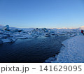 アイスランド_碧い空の氷河湖ヨークルサルロンの冬景色 141629095