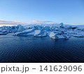 アイスランド_碧い空の氷河湖ヨークルサルロンの冬景色 141629096