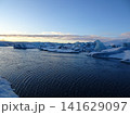 アイスランド_碧い空の氷河湖ヨークルサルロンの冬景色 141629097