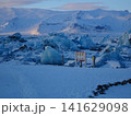 アイスランド_碧い空の氷河湖ヨークルサルロンの冬景色 141629098