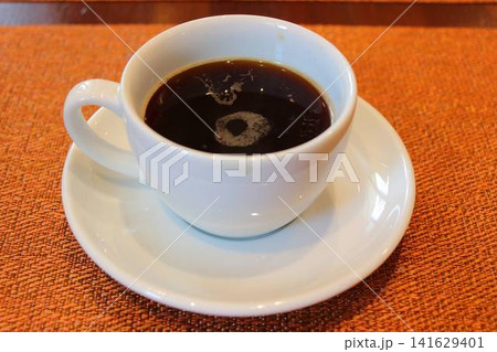 カフェやレストランの食後に提供されるホットコーヒー カフェやレストランの食後に提供されるホットコーヒー 141629401