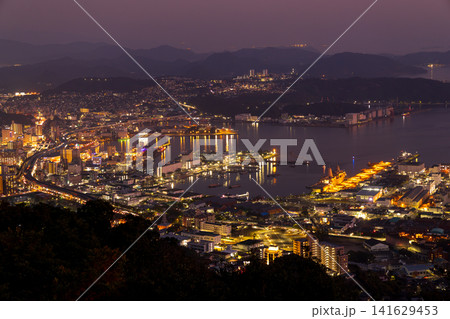 長崎県佐世保市 弓張岳展望台から佐世保市内と佐世保湾の夜景の絶景 長崎県佐世保市 弓張岳展望台から佐世保市内と佐世保湾の夜景の絶景 141629453