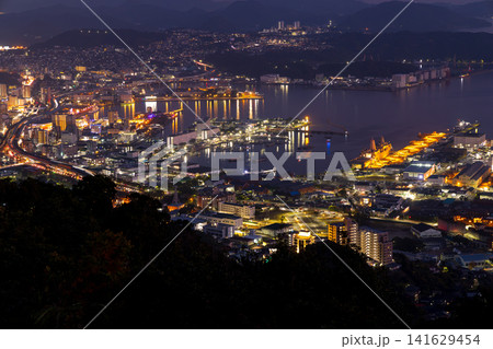 長崎県佐世保市 弓張岳展望台から佐世保市内と佐世保湾の夜景の絶景 長崎県佐世保市 弓張岳展望台から佐世保市内と佐世保湾の夜景の絶景 141629454