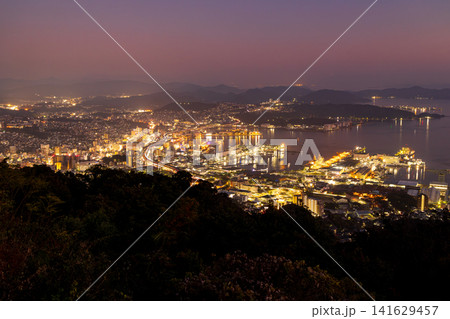 長崎県佐世保市 弓張岳展望台から佐世保市内と佐世保湾の夜景の絶景 長崎県佐世保市 弓張岳展望台から佐世保市内と佐世保湾の夜景の絶景 141629457