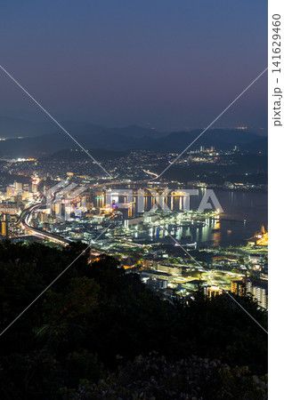 長崎県佐世保市 弓張岳展望台から佐世保市内と佐世保湾の夜景の絶景 長崎県佐世保市 弓張岳展望台から佐世保市内と佐世保湾の夜景の絶景 141629460