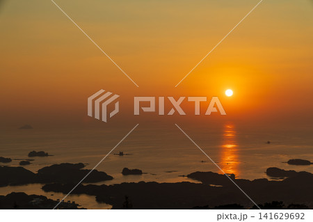日本100景 長崎県佐世保市 夕景の弓張岳展望台からの絶景 日本100景 長崎県佐世保市 夕景の弓張岳展望台からの絶景 141629692
