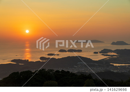日本100景　長崎県佐世保市　夕景の弓張岳展望台からの絶景 141629698