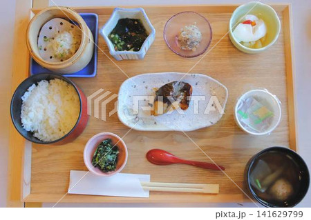 木のお盆に綺麗に並べられた焼き魚メインの和食定食 木のお盆に綺麗に並べられた焼き魚メインの和食定食 141629799