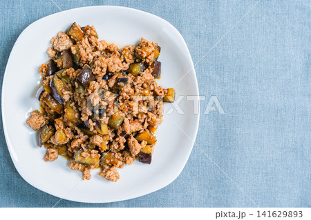 茄子とひき肉の肉味噌炒め 甘辛味の家庭料理 茄子とひき肉の肉味噌炒め 甘辛味の家庭料理 141629893