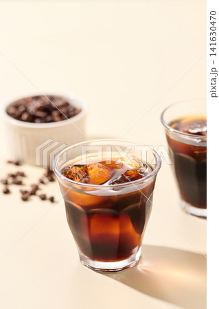 グラスに注いだアイスコーヒー グラスに注いだアイスコーヒー 141630470