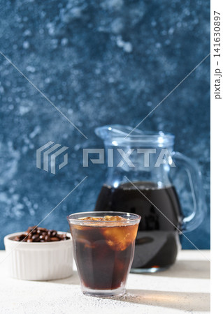 グラスに注いだアイスコーヒー グラスに注いだアイスコーヒー 141630897
