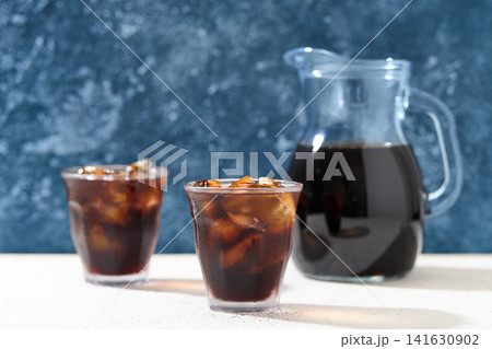 グラスに注いだアイスコーヒー グラスに注いだアイスコーヒー 141630902