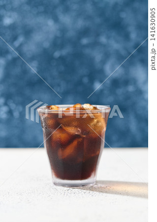グラスに注いだアイスコーヒー グラスに注いだアイスコーヒー 141630905