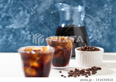 グラスに注いだアイスコーヒー グラスに注いだアイスコーヒー 141630910