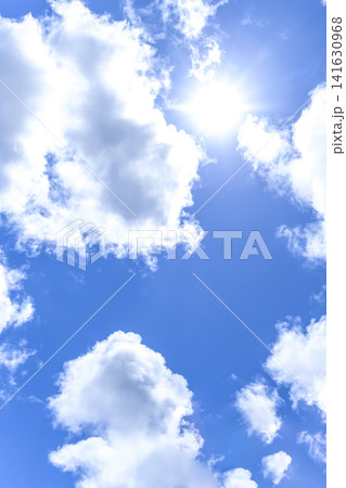 8月末の夏空と白い雲 横浜の青空背景 8月末の夏空と白い雲 横浜の青空背景 141630968