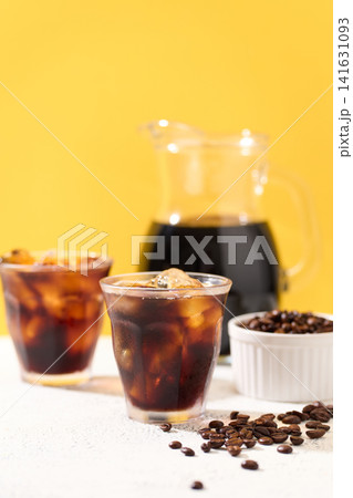 グラスに注いだアイスコーヒー グラスに注いだアイスコーヒー 141631093