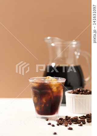 グラスに注いだアイスコーヒー グラスに注いだアイスコーヒー 141631097