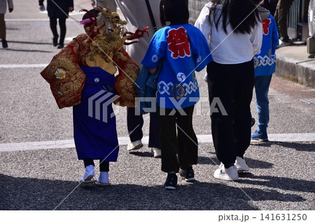 日本の愛知県の犬山市 春の犬山祭りに参加する家族 伝統的な金襦袢の衣装を着ている少年 日本の愛知県の犬山市 春の犬山祭りに参加する家族 伝統的な金襦袢の衣装を着ている少年 141631250