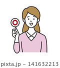 丸のプレートを持って正解を示すにこやかな表情の若い女性 141632213
