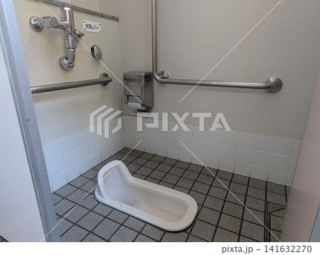 公衆トイレの和式トイレ 141632270