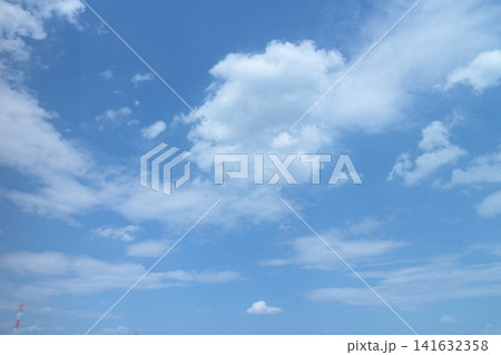 夏の青空と白い雲 夏の青空と白い雲 141632358