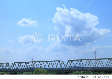 夏空の下、鉄橋と青空と白い雲 141632359