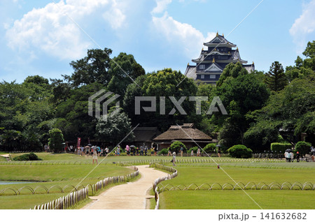 夏の岡山 後楽園芝生の広場と岡山城 夏の岡山 後楽園芝生の広場と岡山城 141632682