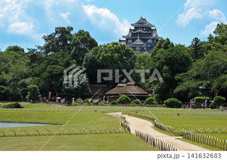 夏の岡山 後楽園芝生の広場と岡山城 夏の岡山 後楽園芝生の広場と岡山城 141632683