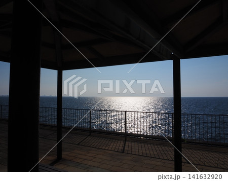 防波堤から海を眺めた景色 防波堤から海を眺めた景色 141632920