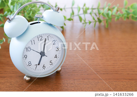 朝7時を示す目覚まし時計 時間イメージ 朝7時を示す目覚まし時計 時間イメージ 141633266