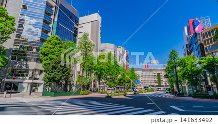 東京・池袋 東口五差路と緑豊かな都市の街並み 141633492