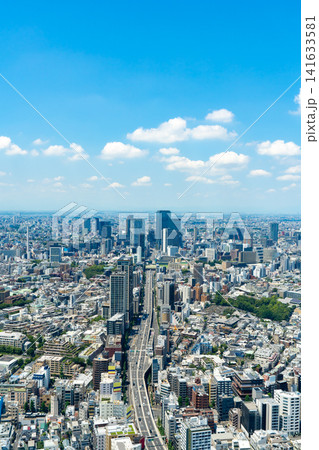 広い青空と渋谷・西麻布・青山に広がる東京の街並み 縦構図 広い青空と渋谷・西麻布・青山に広がる東京の街並み 縦構図 141633581