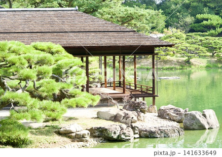 栗林公園の日本庭園風景 141633649