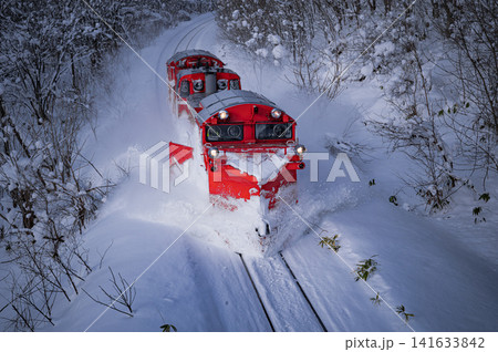 雪原を進む2両のラッセル車 雪原を進む2両のラッセル車 141633842