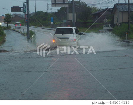 冠水した道路を走る車 冠水した道路を走る車 141634153
