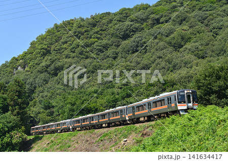 坂祝の山を行く回送列車 キハ75系気動車 6両編成 坂祝の山を行く回送列車 キハ75系気動車 6両編成 141634417