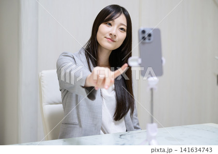 ライブ配信をする日本人女性 ライブ配信をする日本人女性 141634743