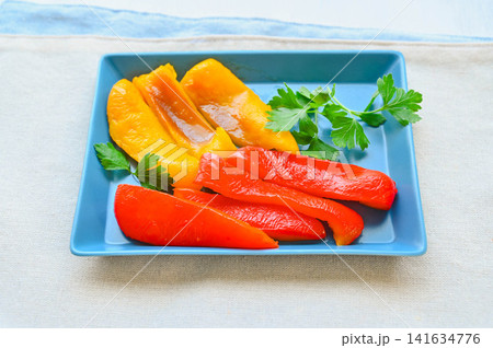鮮やかで美味しそうなパプリカのマリネ 鮮やかで美味しそうなパプリカのマリネ 141634776