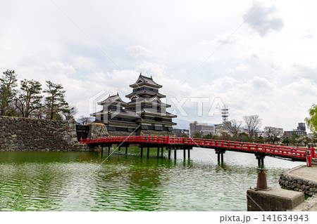 松本城 天守閣と埋橋 長野県松本市 松本城 天守閣と埋橋 長野県松本市 141634943