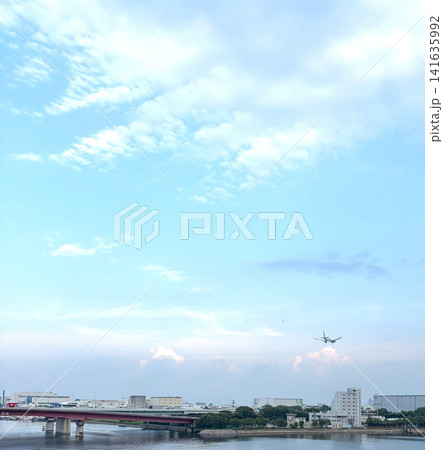 夏空を飛ぶ飛行機と川辺の風景 夏空を飛ぶ飛行機と川辺の風景 141635992